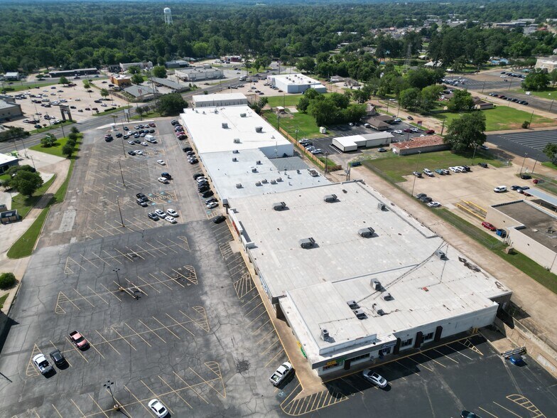 More Photos Of 102-110 Midtown Dr, Kilgore General Retail For Lease