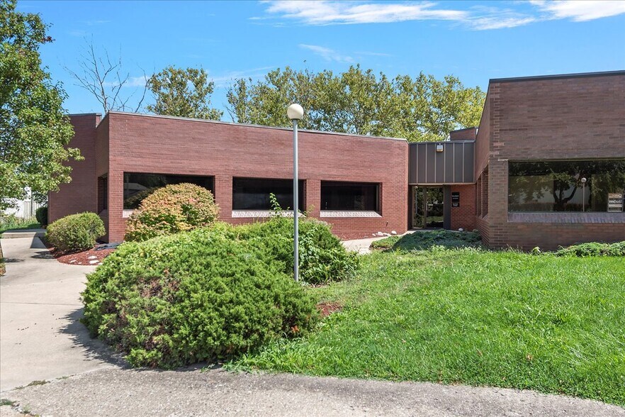 More Photos Of 40 Adloff Ln, Springfield Medical For Lease