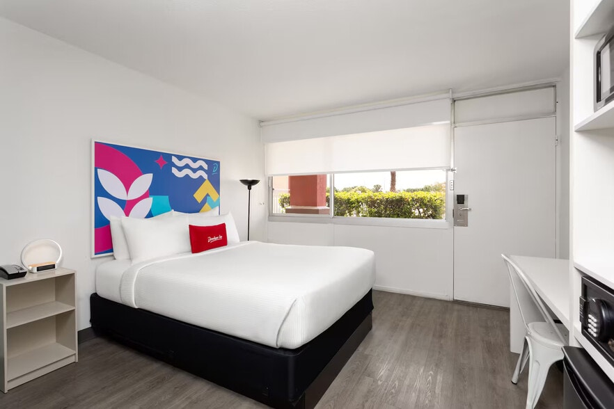 More Photos Of 2500 33rd St, Orlando Hotel For Sale