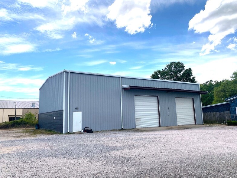 More Photos Of 19924 Chestnut Dr, Foley Showroom For Lease