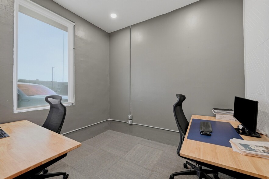 More Photos Of 118 W Chestnut St, Denison Office For Sale