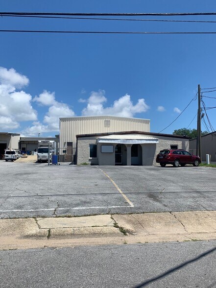 More Photos Of 690 E Heinberg St, Pensacola Freestanding For Sale