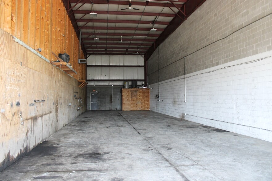 More Photos Of 4701 Rockville Rd, Indianapolis Warehouse For Lease