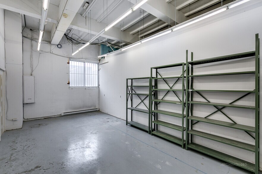 More Photos Of 9850-9852 Rue Verville, Montréal Light Distribution For Sale