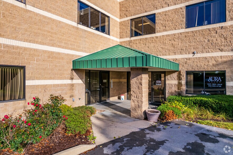 More Photos Of 285 Forest Grove Dr, Pewaukee Office For Lease