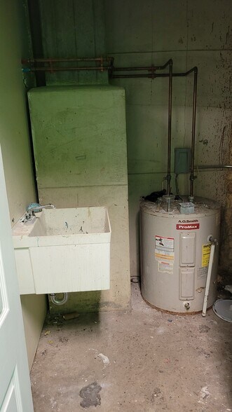 More Photos Of 35 High St, Poughkeepsie Warehouse For Lease