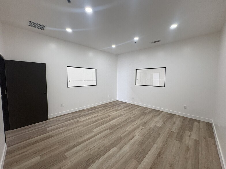 More Photos Of 12628 Raymer St, North Hollywood Warehouse For Lease