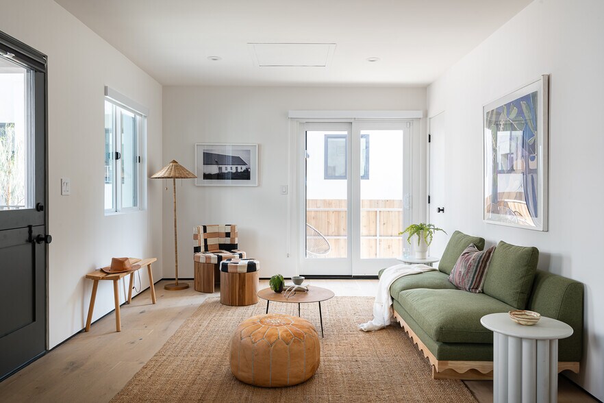 More Photos Of 2016-2022 N Vista del Mar Ave, Los Angeles Apartments For Sale
