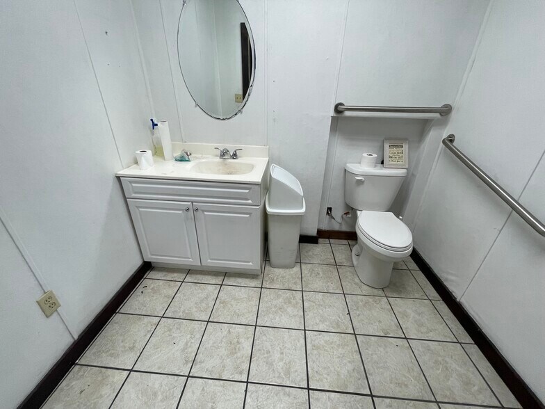 More Photos Of 433 S Main St, Swainsboro Showroom For Sale