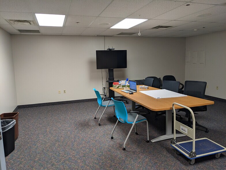 More Photos Of 1407 Rensen St, Lansing Office For Sale
