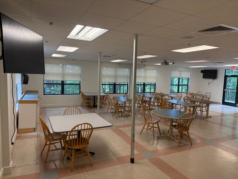 More Photos Of 2 Stonewood Dr, Freeport Office For Lease