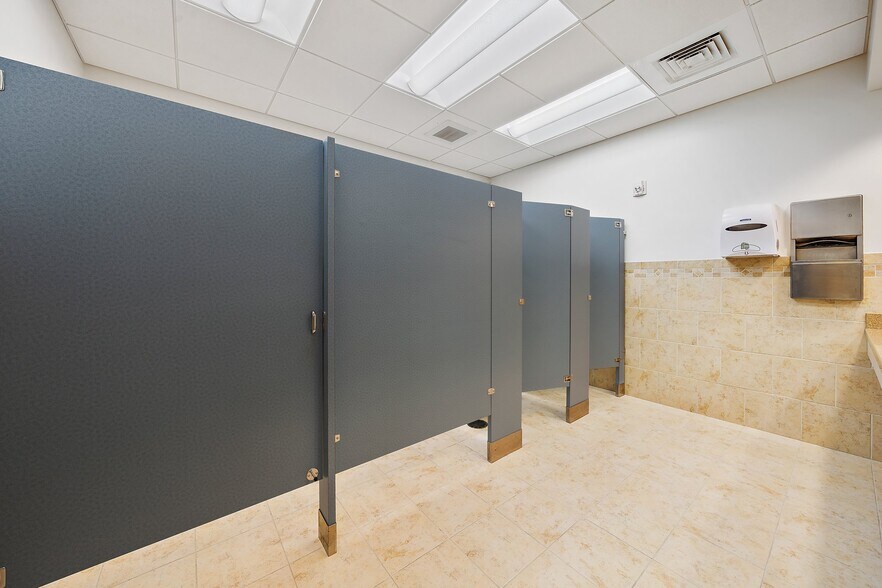 More Photos Of 500 Columbia Dr, West Palm Beach Office For Lease
