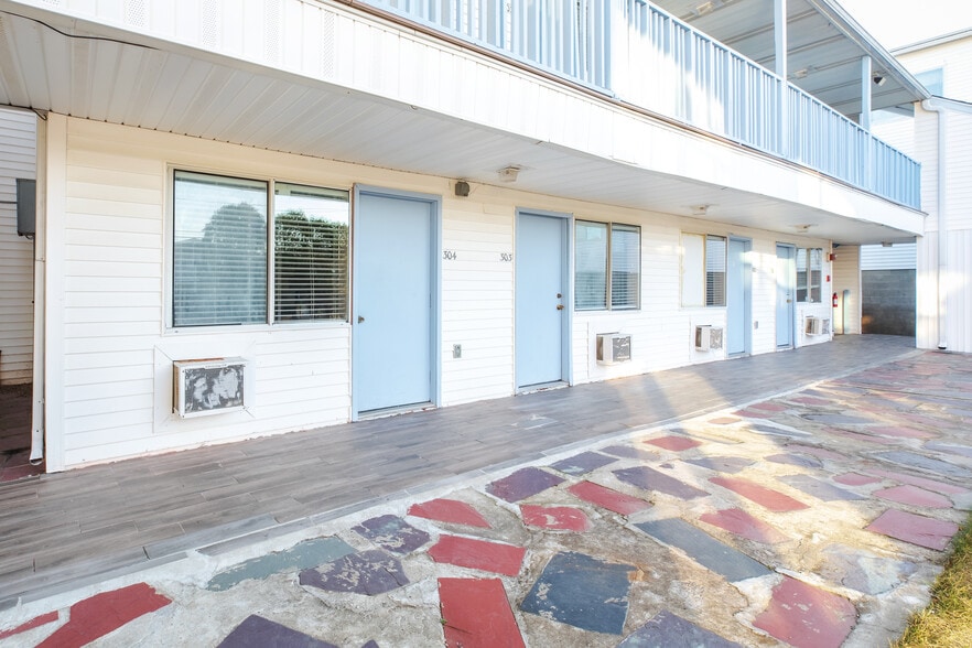 More Photos Of 198 Ashworth Ave, Hampton Hotel For Sale