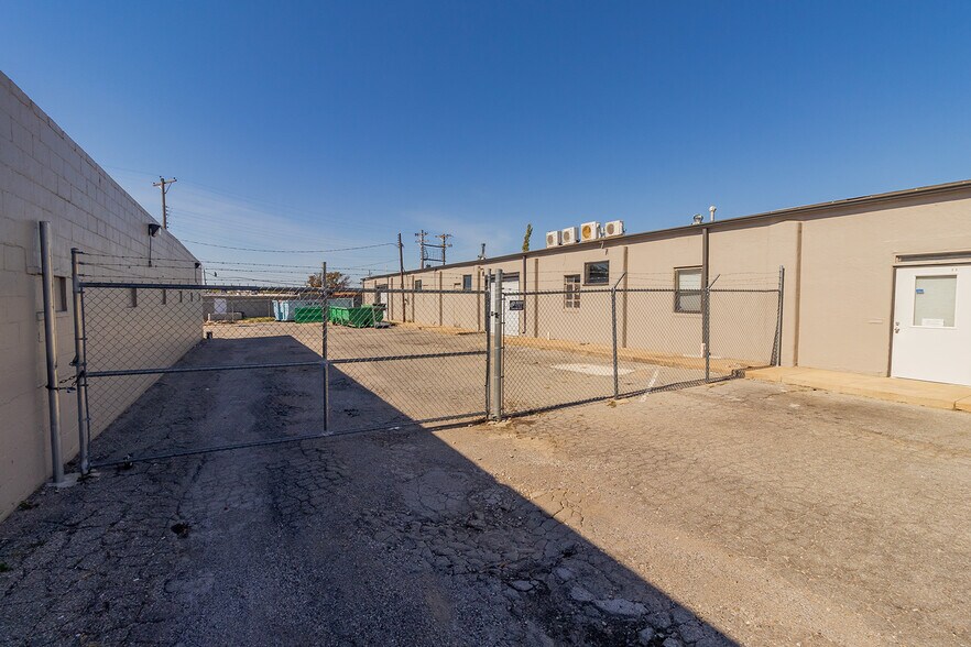 More Photos Of 1627 S Hillside St, Wichita Freestanding For Sale