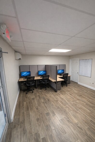 More Photos Of 581 105th Ave N, West Palm Beach Light Distribution For Sale