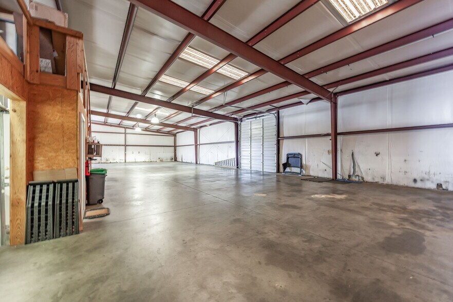 More Photos Of 39 N Madison Dr, Humboldt Showroom For Sale