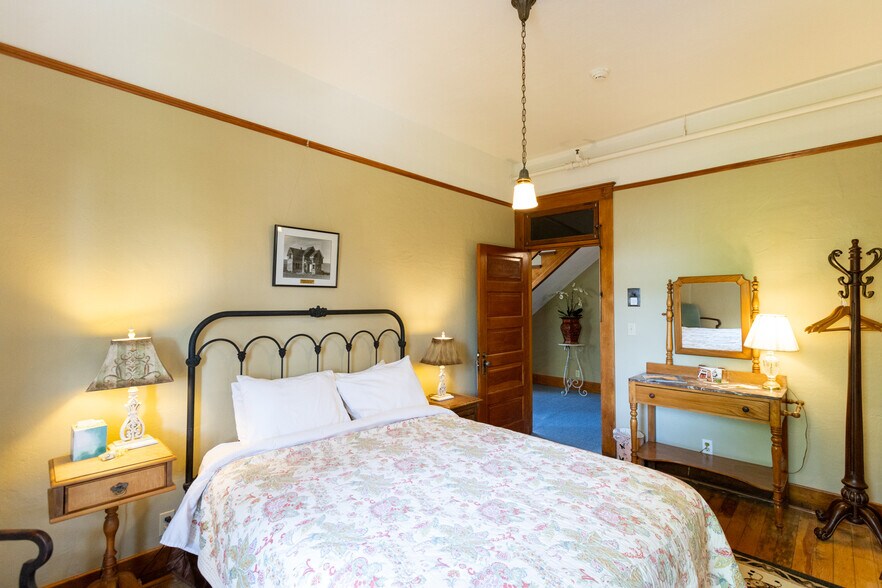 More Photos Of 40 SE Heimrich St, Dufur Hotel For Sale