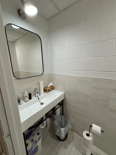 More Photos Of 601 E 53rd St, Austin Storefront Retail Office For Sale