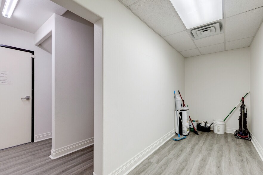 More Photos Of 4367 W Sunset Rd, Las Vegas Warehouse For Sale