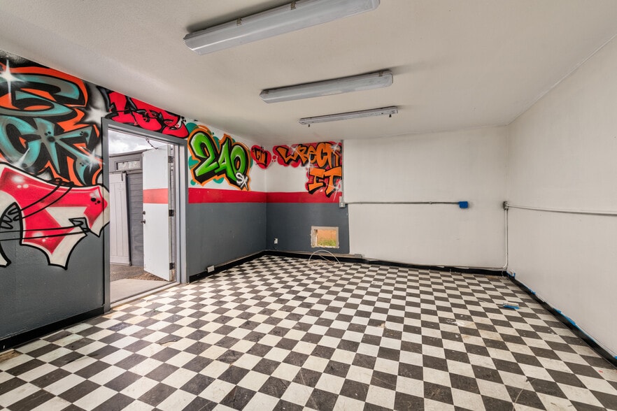 More Photos Of 1765 Athol Ave, Henderson Auto Repair For Sale