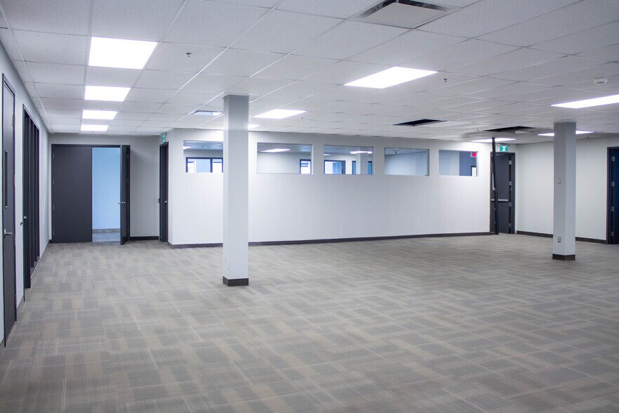 More Photos Of 3695 Aut des Laurentides (A-15) Desste E, Laval Manufacturing For Lease