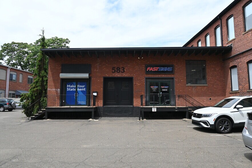 More Photos Of 583 Pacific St, Stamford Freestanding For Lease