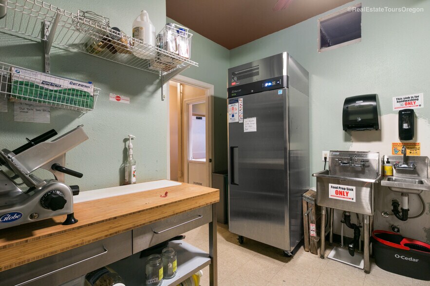 More Photos Of 1933-1937 Pacific Ave, Forest Grove General Retail For Sale