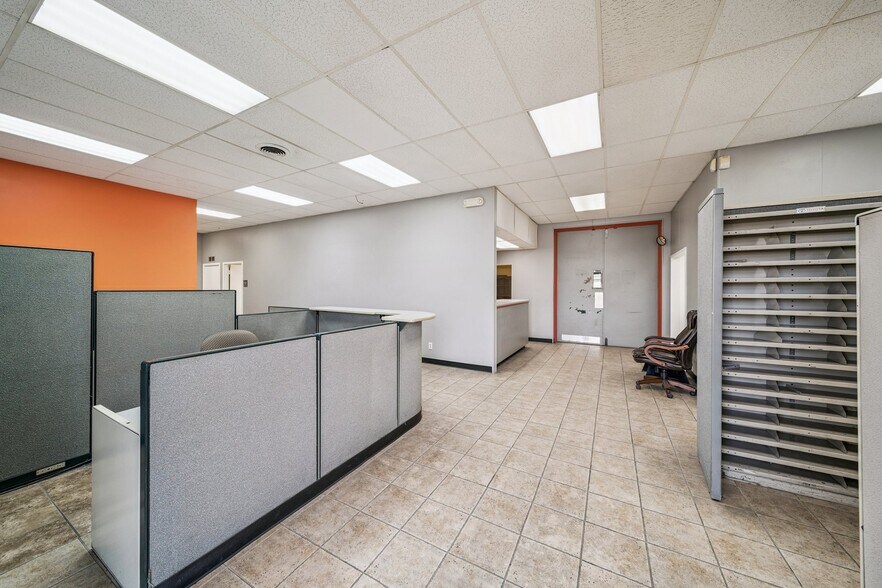 More Photos Of 8118 E 44th St, Tulsa Warehouse For Lease