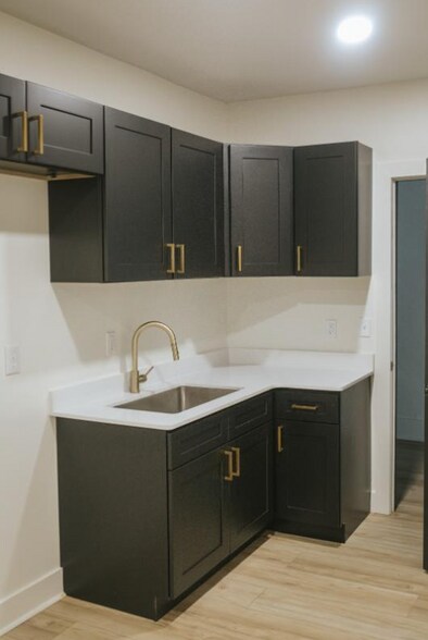 More Photos Of 704 N Gloster St, Tupelo Office For Sale