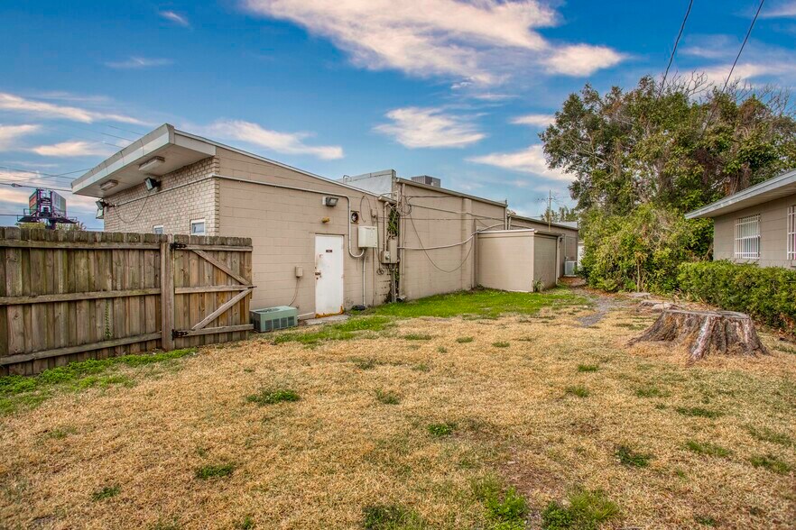 More Photos Of 4401 Edgewater Dr, Orlando Freestanding For Lease