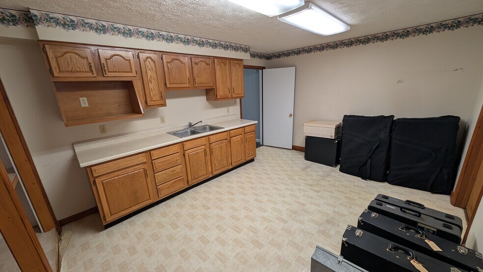 More Photos Of 11 W National Ave, Brazil Office For Sale
