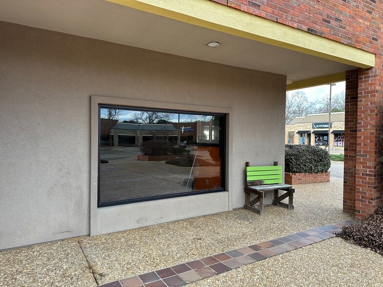 More Photos Of 1625 E County Line Rd, Jackson Freestanding For Lease