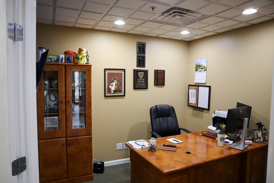 More Photos Of 10412 Allisonville Rd, Fishers Office For Sale