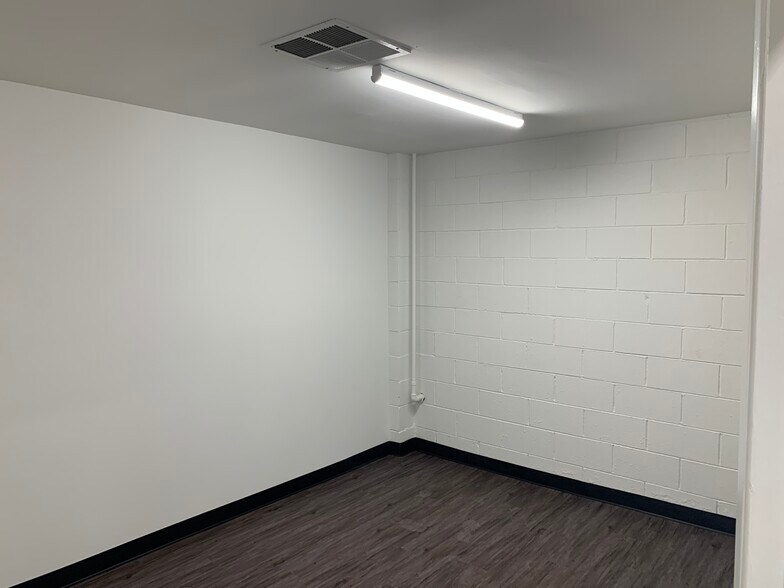 More Photos Of 15823 1/2 Stagg St, Van Nuys Warehouse For Lease