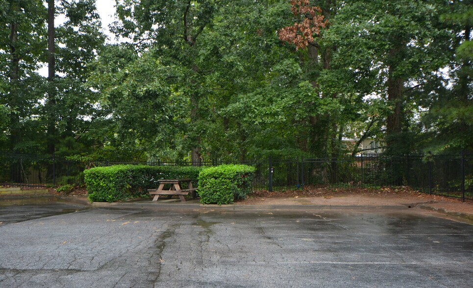 More Photos Of 8046 Roswell Rd, Atlanta Office For Sale