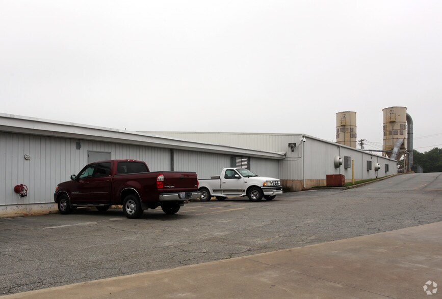 More Photos Of 1327 Lincoln Dr, High Point Manufacturing For Lease