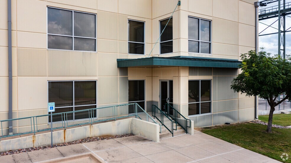 More Photos Of 481 Winscott Rd, Benbrook Office For Lease