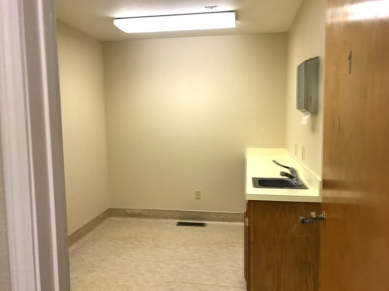 More Photos Of 901 Sunset Dr, Hollister Medical For Lease
