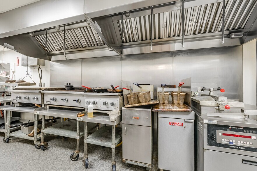 More Photos Of 617 S Washington St, New Paris Bar For Sale