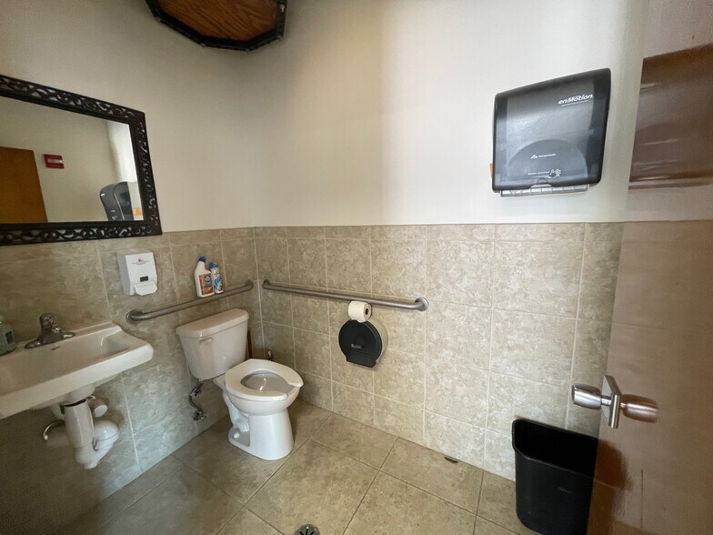 More Photos Of 268 Mill Ave, Hampshire Flex For Lease