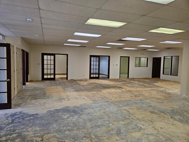 More Photos Of 3021-3035 N 93rd St, Omaha Unknown For Lease