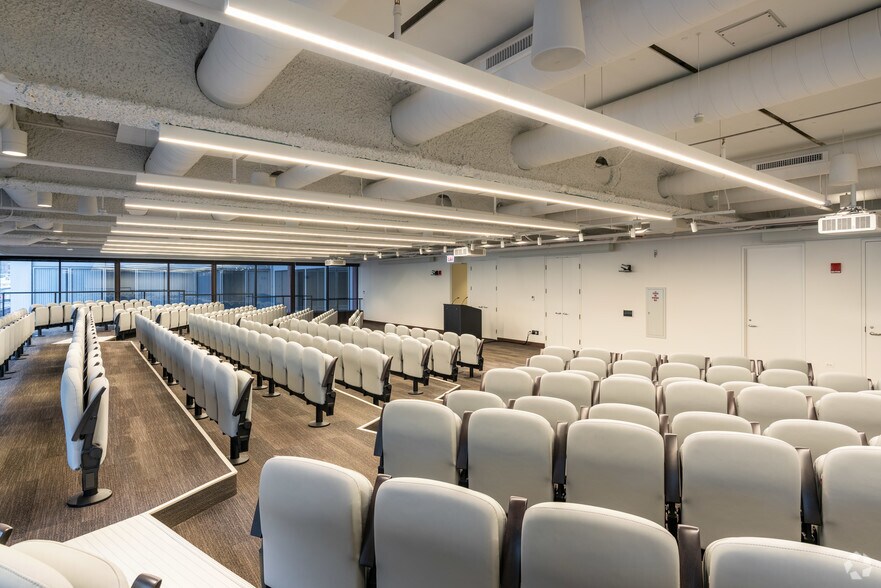 More Photos Of 333 S Wabash Ave, Chicago Office For Lease