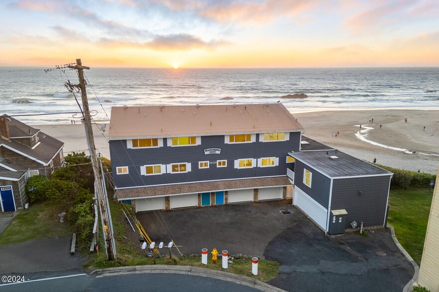 Primary Photo Of 3929 NW Jetty Ave, Lincoln City Apartments For Sale