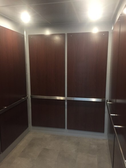 More Photos Of 2425 US Highway 41 N, Evansville Office For Lease