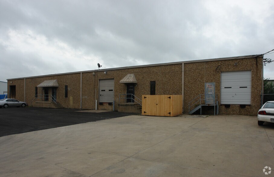 More Photos Of 3402-3406 Easy St, Dallas Light Manufacturing For Lease