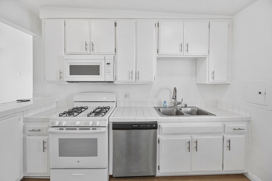 More Photos Of 1826-1828 12th St, Manhattan Beach Apartments For Sale