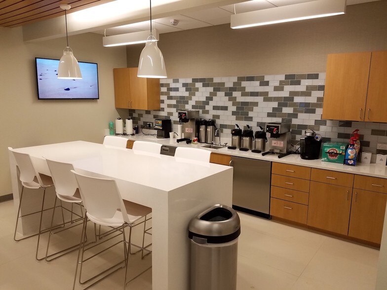 More Photos Of 1500 W Interstate 35, Denton Flex For Lease