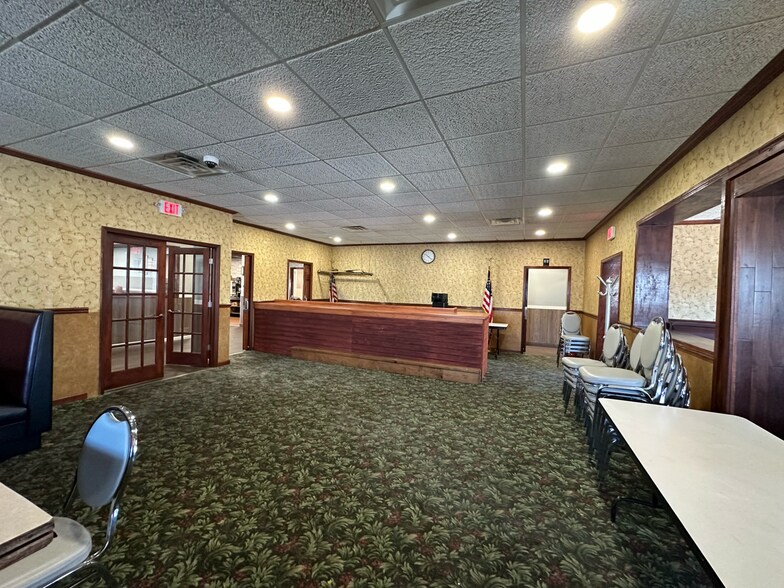 More Photos Of 102 E Park St, Taylorville Freestanding For Sale