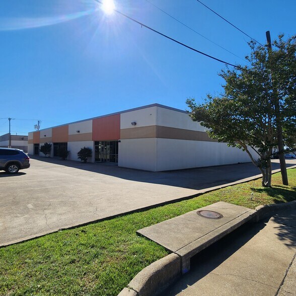 More Photos Of 13777 Bee St, Farmers Branch Warehouse For Lease