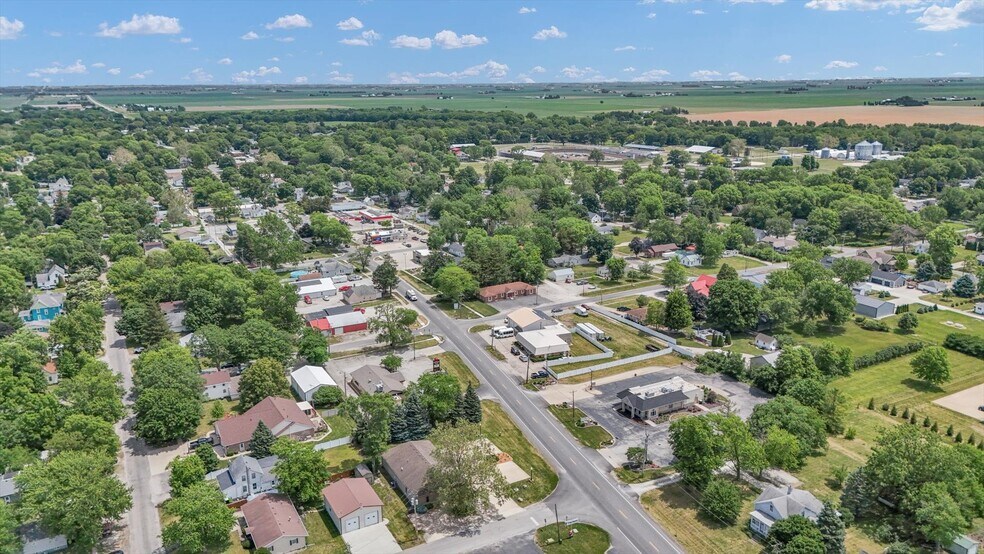 More Photos Of 606 W Oak St, Fairbury Office For Sale